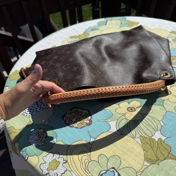 Louis Vuitton Artsy MM Monogram Bag - Picture 14 of 16